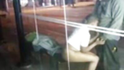 एक गर्म भोजपुरी फिल्म सेक्स वीडियो लड़की कैमरे से पहले एक डिल्डो और एक मुर्गा चाटती है