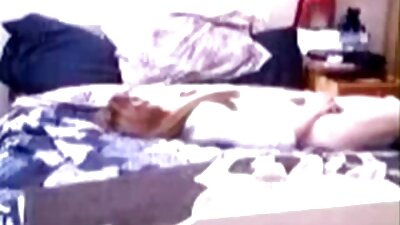 नकली सेक्सी फिल्म भोजपुरी में स्तन की एक सेक्सी जोड़ी के साथ एक श्यामला बिस्तर पर एक झटका काम कर रही है