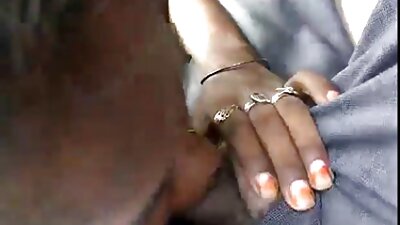 एक टैटू बेब उसके भोजपुरी फिल्म सेक्सी वीडियो मोज़ा को हटा देता है और वह गड़बड़ हो जाता है
