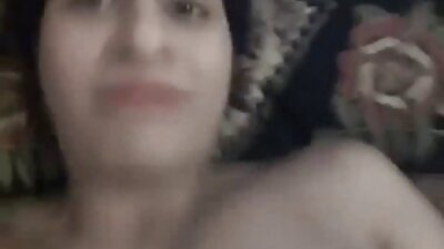 एक गोरी अपने शरीर को उस भोजपुरी में सेक्सी फिल्म आदमी के लिए खोलती है जो उसके साथ बिस्तर पर है