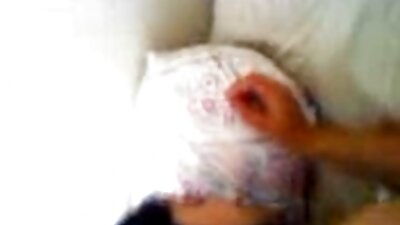 एक सुडौल गोरा खुश है क्योंकि वह बिस्तर पर पीछे से बंधी हुई है भोजपुरी वीडियो सेक्सी फिल्म