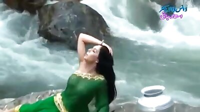 एक भोजपुरी सेक्सी फिल्म वीडियो गांठदार लड़की अपने कपड़े हटाती है और फिर वह बिस्तर पर गड़बड़ कर देती है